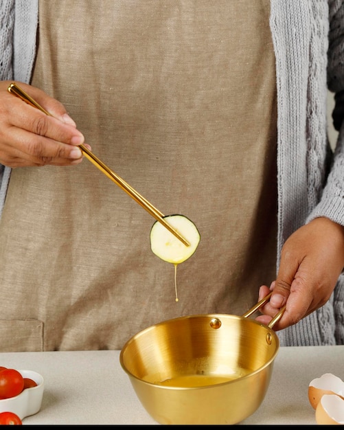 ręka trzymająca łyżkę